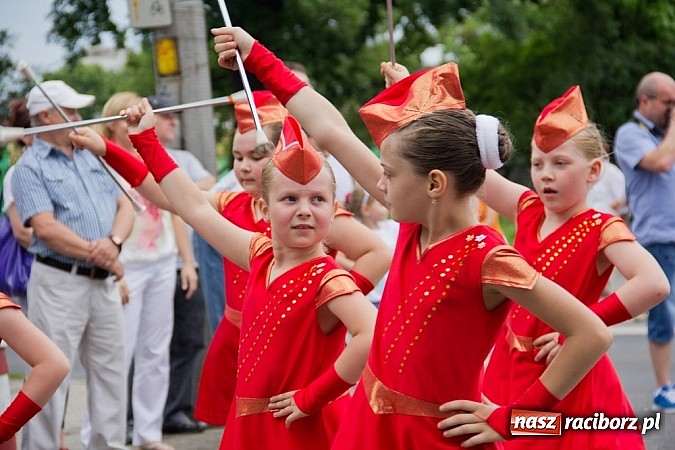 Zdjęcie w galerii na portalu naszraciborz.pl: Międzynarodowa parada z Rynku na zamek wiadomości z regionu