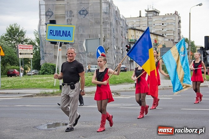 Zdjęcie w galerii na portalu naszraciborz.pl: Międzynarodowa parada z Rynku na zamek wiadomości z regionu