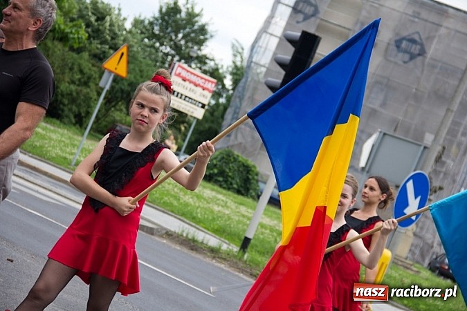 Zdjęcie w galerii na portalu naszraciborz.pl: Międzynarodowa parada z Rynku na zamek wiadomości z regionu