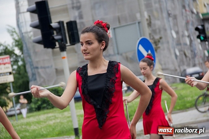 Zdjęcie w galerii na portalu naszraciborz.pl: Międzynarodowa parada z Rynku na zamek wiadomości z regionu