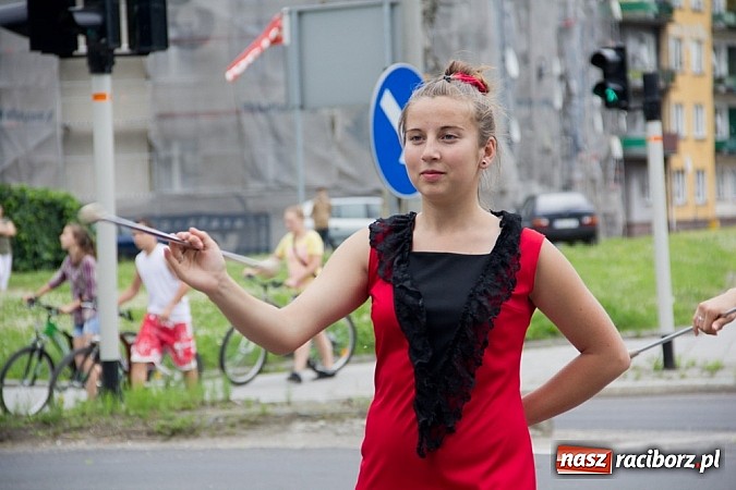 Zdjęcie w galerii na portalu naszraciborz.pl: Międzynarodowa parada z Rynku na zamek wiadomości z regionu