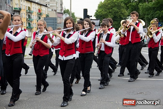 Zdjęcie w galerii na portalu naszraciborz.pl: Międzynarodowa parada z Rynku na zamek wiadomości z regionu