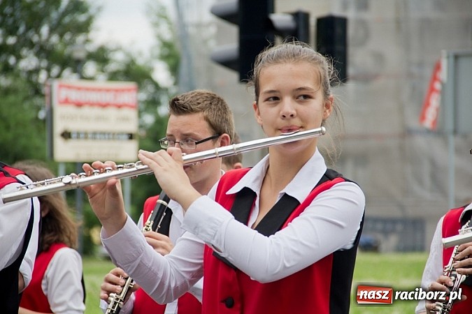 Zdjęcie w galerii na portalu naszraciborz.pl: Międzynarodowa parada z Rynku na zamek wiadomości z regionu