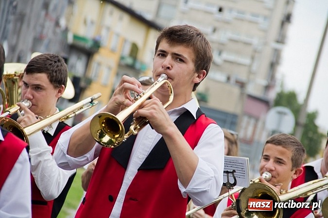 Zdjęcie w galerii na portalu naszraciborz.pl: Międzynarodowa parada z Rynku na zamek wiadomości z regionu