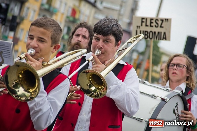 Zdjęcie w galerii na portalu naszraciborz.pl: Międzynarodowa parada z Rynku na zamek wiadomości z regionu