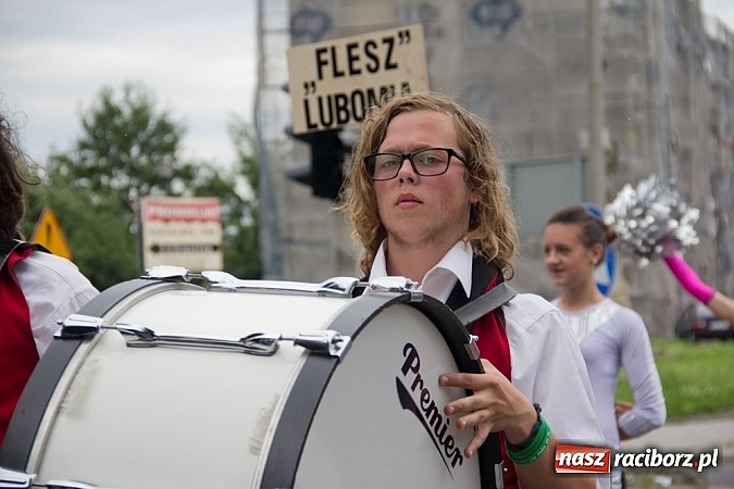 Zdjęcie w galerii na portalu naszraciborz.pl: Międzynarodowa parada z Rynku na zamek wiadomości z regionu