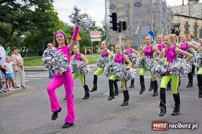 Zdjęcie w galerii na portalu naszraciborz.pl: Międzynarodowa parada z Rynku na zamek wiadomości z regionu