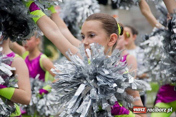 Zdjęcie w galerii na portalu naszraciborz.pl: Międzynarodowa parada z Rynku na zamek wiadomości z regionu