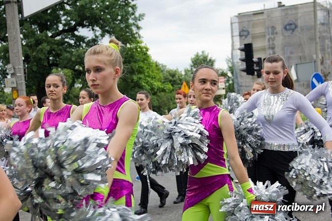 Zdjęcie w galerii na portalu naszraciborz.pl: Międzynarodowa parada z Rynku na zamek wiadomości z regionu