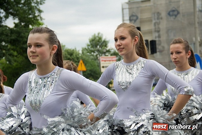 Zdjęcie w galerii na portalu naszraciborz.pl: Międzynarodowa parada z Rynku na zamek wiadomości z regionu
