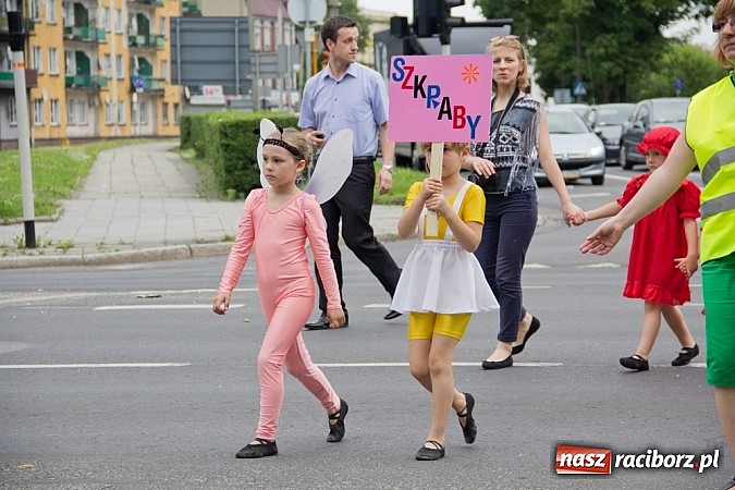 Zdjęcie w galerii na portalu naszraciborz.pl: Międzynarodowa parada z Rynku na zamek wiadomości z regionu