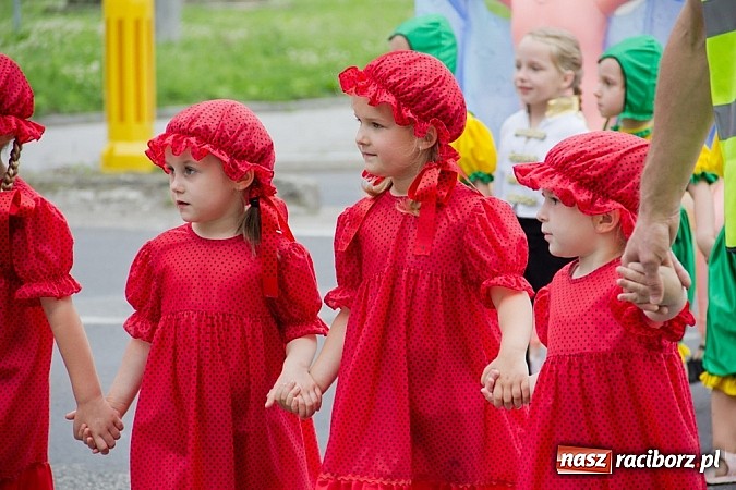 Zdjęcie w galerii na portalu naszraciborz.pl: Międzynarodowa parada z Rynku na zamek wiadomości z regionu