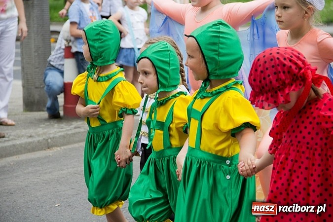 Zdjęcie w galerii na portalu naszraciborz.pl: Międzynarodowa parada z Rynku na zamek wiadomości z regionu