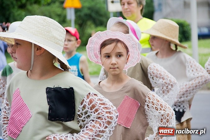 Zdjęcie w galerii na portalu naszraciborz.pl: Międzynarodowa parada z Rynku na zamek wiadomości z regionu