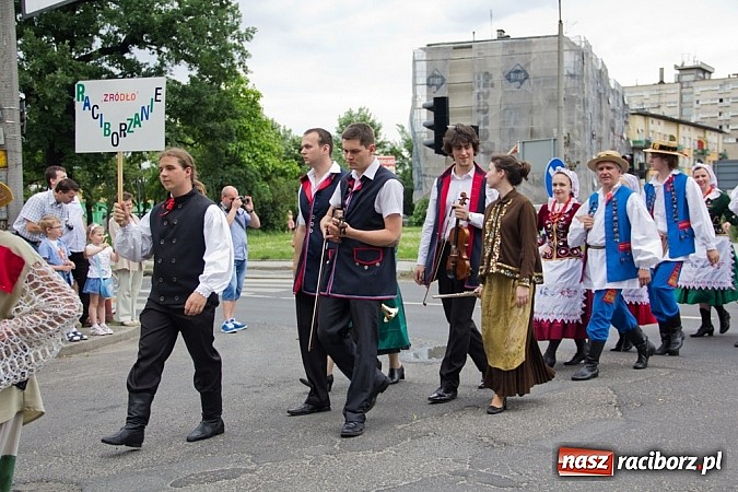 Zdjęcie w galerii na portalu naszraciborz.pl: Międzynarodowa parada z Rynku na zamek wiadomości z regionu