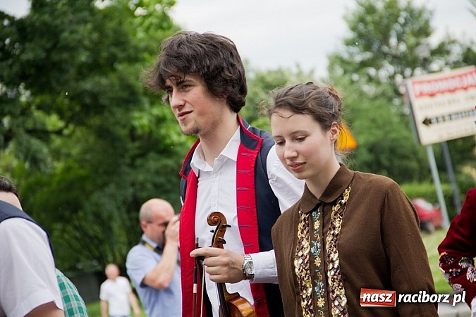 Zdjęcie w galerii na portalu naszraciborz.pl: Międzynarodowa parada z Rynku na zamek wiadomości z regionu