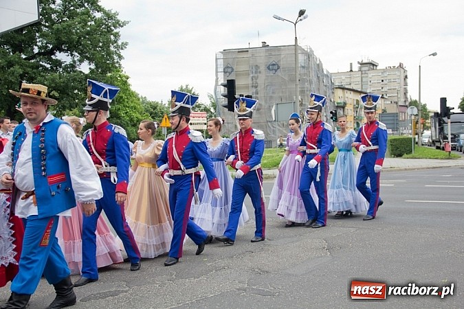 Zdjęcie w galerii na portalu naszraciborz.pl: Międzynarodowa parada z Rynku na zamek wiadomości z regionu