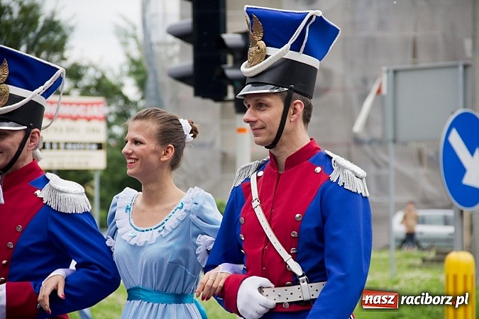 Zdjęcie w galerii na portalu naszraciborz.pl: Międzynarodowa parada z Rynku na zamek wiadomości z regionu