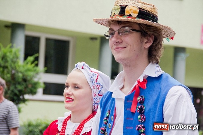 Zdjęcie w galerii na portalu naszraciborz.pl: Międzynarodowa parada z Rynku na zamek wiadomości z regionu