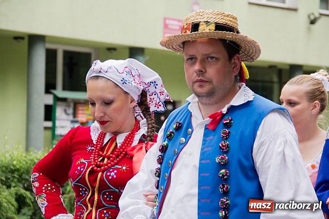 Zdjęcie w galerii na portalu naszraciborz.pl: Międzynarodowa parada z Rynku na zamek wiadomości z regionu