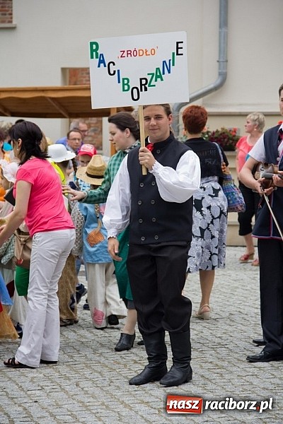 Zdjęcie w galerii na portalu naszraciborz.pl: Międzynarodowa parada z Rynku na zamek wiadomości z regionu