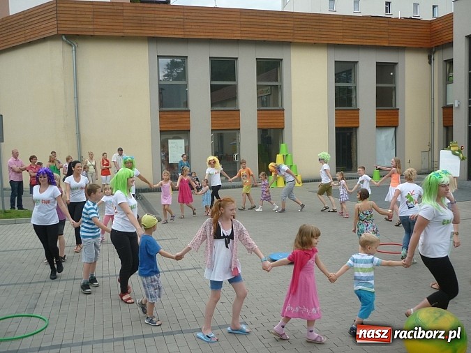 Zdjęcie w galerii na portalu naszraciborz.pl: Festyn na Kochanowskiego – Warsztaty Artystyczne na Wesoło wiadomości z regionu