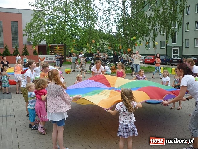 Zdjęcie w galerii na portalu naszraciborz.pl: Festyn na Kochanowskiego – Warsztaty Artystyczne na Wesoło wiadomości z regionu