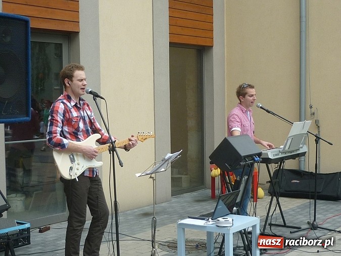 Zdjęcie w galerii na portalu naszraciborz.pl: Festyn na Kochanowskiego – Warsztaty Artystyczne na Wesoło wiadomości z regionu