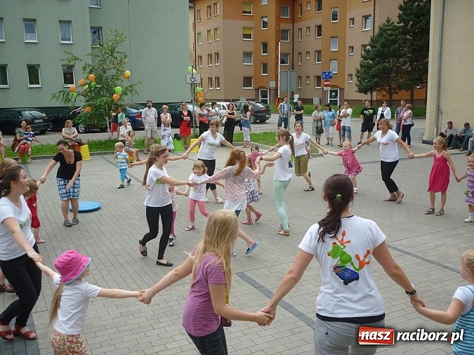 Zdjęcie w galerii na portalu naszraciborz.pl: Festyn na Kochanowskiego – Warsztaty Artystyczne na Wesoło wiadomości z regionu