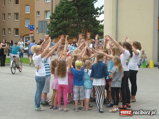 Zdjęcie w galerii na portalu naszraciborz.pl: Festyn na Kochanowskiego – Warsztaty Artystyczne na Wesoło wiadomości z regionu