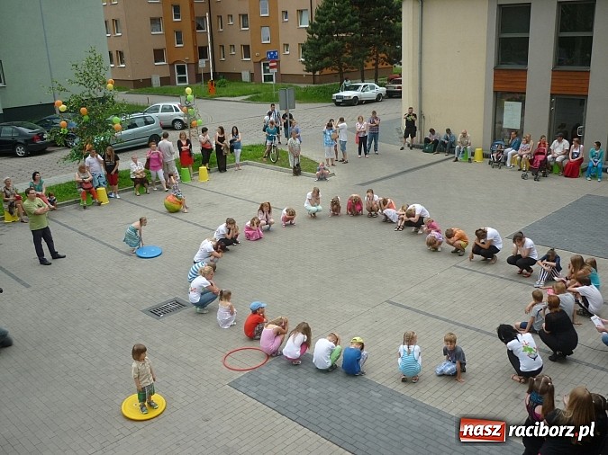 Zdjęcie w galerii na portalu naszraciborz.pl: Festyn na Kochanowskiego – Warsztaty Artystyczne na Wesoło wiadomości z regionu