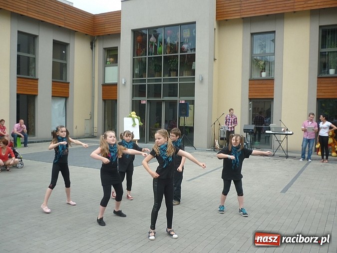 Zdjęcie w galerii na portalu naszraciborz.pl: Festyn na Kochanowskiego – Warsztaty Artystyczne na Wesoło wiadomości z regionu