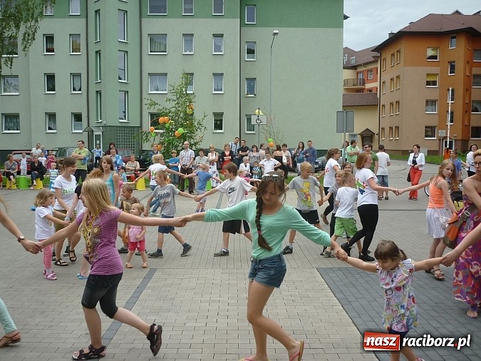 Zdjęcie w galerii na portalu naszraciborz.pl: Festyn na Kochanowskiego – Warsztaty Artystyczne na Wesoło wiadomości z regionu