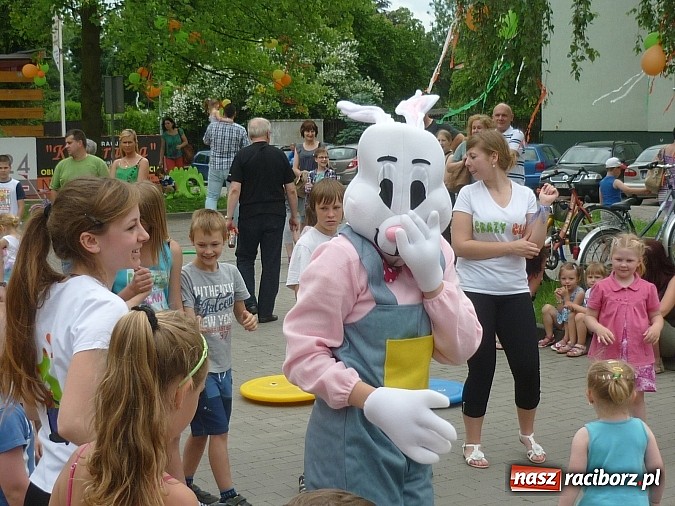 Zdjęcie w galerii na portalu naszraciborz.pl: Festyn na Kochanowskiego – Warsztaty Artystyczne na Wesoło wiadomości z regionu