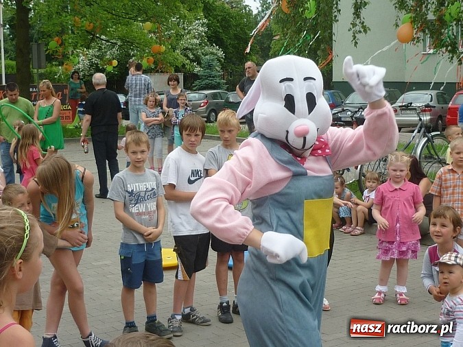 Zdjęcie w galerii na portalu naszraciborz.pl: Festyn na Kochanowskiego – Warsztaty Artystyczne na Wesoło wiadomości z regionu