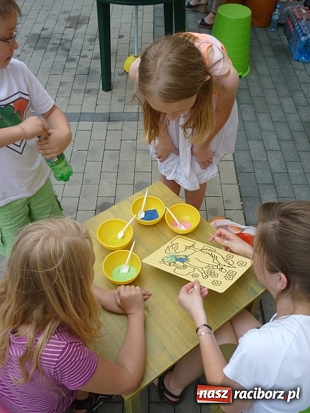 Zdjęcie w galerii na portalu naszraciborz.pl: Festyn na Kochanowskiego – Warsztaty Artystyczne na Wesoło wiadomości z regionu