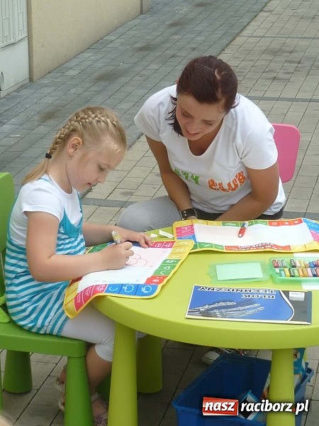 Zdjęcie w galerii na portalu naszraciborz.pl: Festyn na Kochanowskiego – Warsztaty Artystyczne na Wesoło wiadomości z regionu