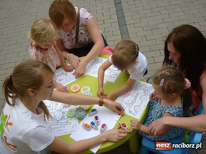 Zdjęcie w galerii na portalu naszraciborz.pl: Festyn na Kochanowskiego – Warsztaty Artystyczne na Wesoło wiadomości z regionu