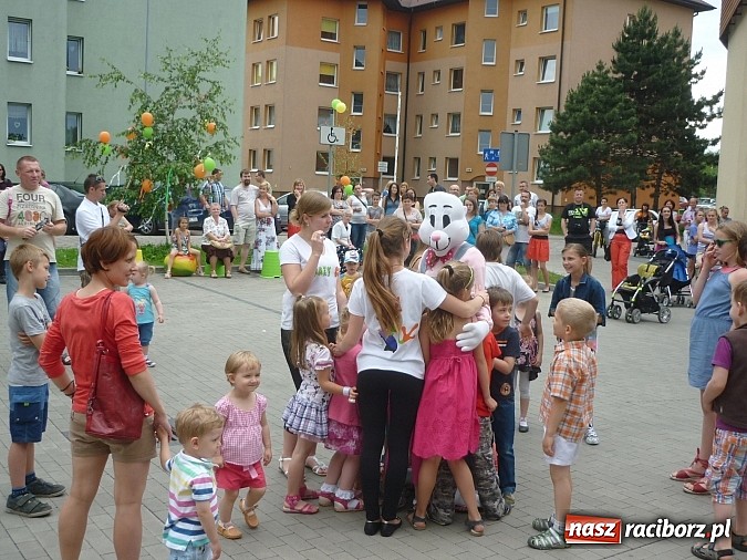 Zdjęcie w galerii na portalu naszraciborz.pl: Festyn na Kochanowskiego – Warsztaty Artystyczne na Wesoło wiadomości z regionu