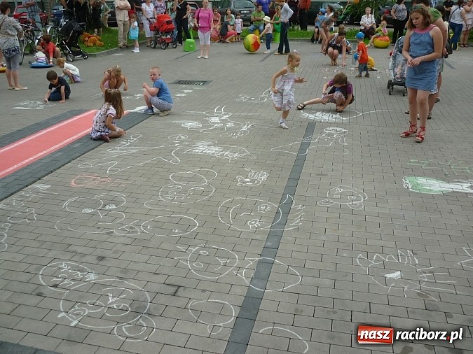 Zdjęcie w galerii na portalu naszraciborz.pl: Festyn na Kochanowskiego – Warsztaty Artystyczne na Wesoło wiadomości z regionu