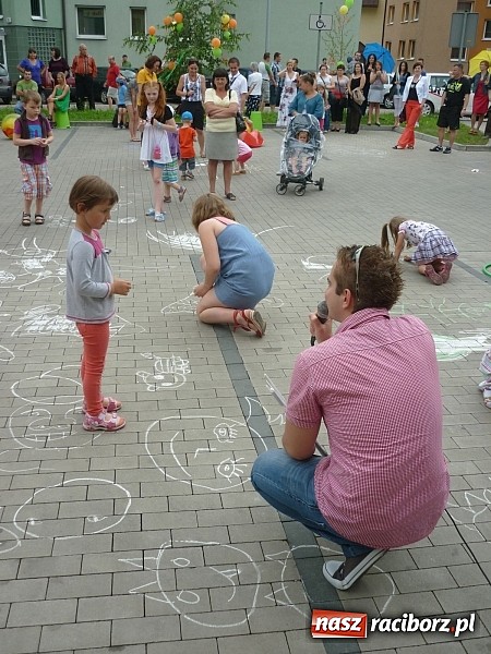 Zdjęcie w galerii na portalu naszraciborz.pl: Festyn na Kochanowskiego – Warsztaty Artystyczne na Wesoło wiadomości z regionu