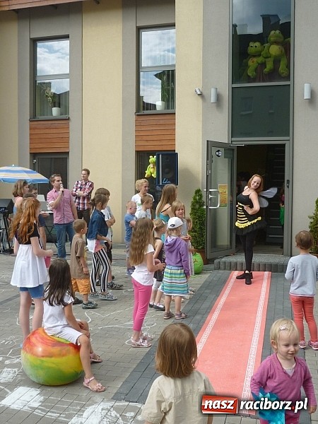 Zdjęcie w galerii na portalu naszraciborz.pl: Festyn na Kochanowskiego – Warsztaty Artystyczne na Wesoło wiadomości z regionu