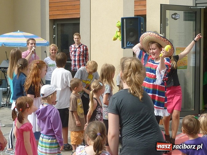 Zdjęcie w galerii na portalu naszraciborz.pl: Festyn na Kochanowskiego – Warsztaty Artystyczne na Wesoło wiadomości z regionu