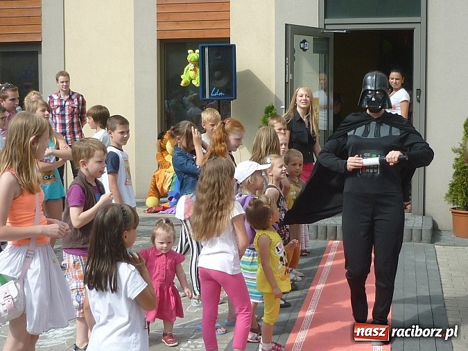 Zdjęcie w galerii na portalu naszraciborz.pl: Festyn na Kochanowskiego – Warsztaty Artystyczne na Wesoło wiadomości z regionu