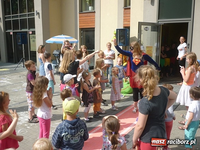 Zdjęcie w galerii na portalu naszraciborz.pl: Festyn na Kochanowskiego – Warsztaty Artystyczne na Wesoło wiadomości z regionu