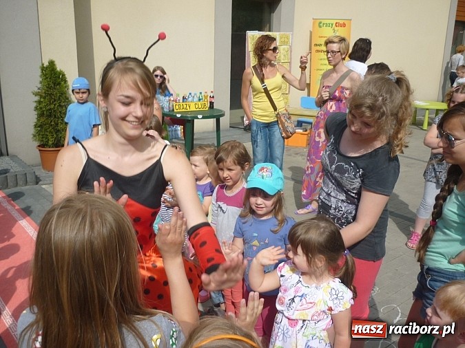 Zdjęcie w galerii na portalu naszraciborz.pl: Festyn na Kochanowskiego – Warsztaty Artystyczne na Wesoło wiadomości z regionu