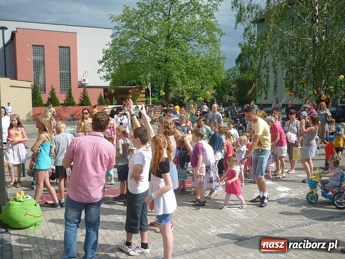 Zdjęcie w galerii na portalu naszraciborz.pl: Festyn na Kochanowskiego – Warsztaty Artystyczne na Wesoło wiadomości z regionu