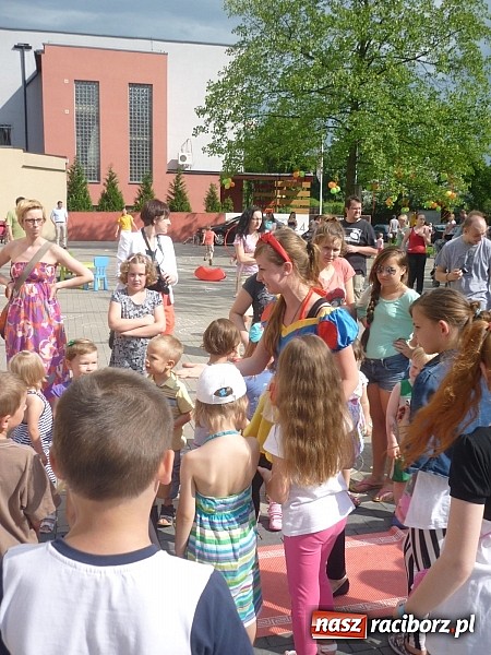 Zdjęcie w galerii na portalu naszraciborz.pl: Festyn na Kochanowskiego – Warsztaty Artystyczne na Wesoło wiadomości z regionu