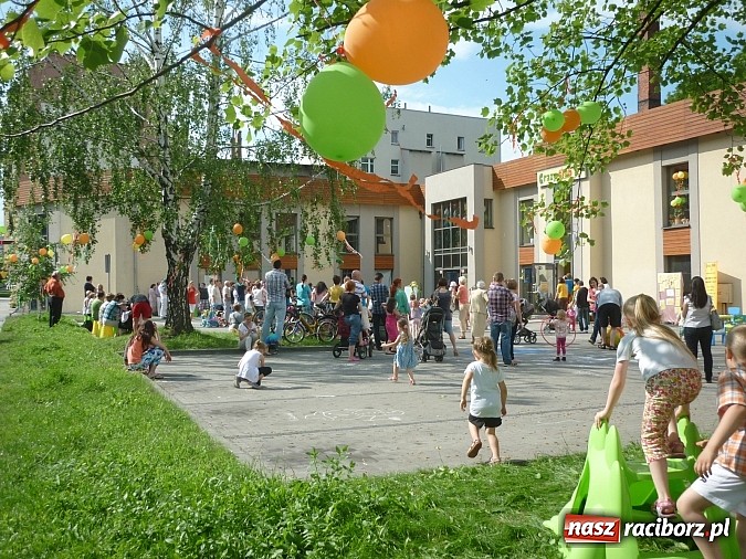 Zdjęcie w galerii na portalu naszraciborz.pl: Festyn na Kochanowskiego – Warsztaty Artystyczne na Wesoło wiadomości z regionu