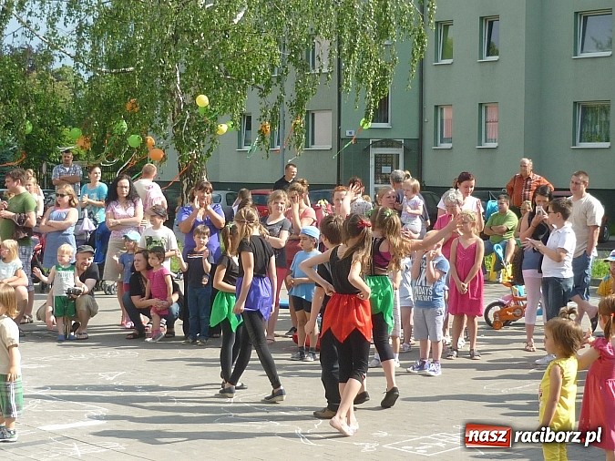 Zdjęcie w galerii na portalu naszraciborz.pl: Festyn na Kochanowskiego – Warsztaty Artystyczne na Wesoło wiadomości z regionu